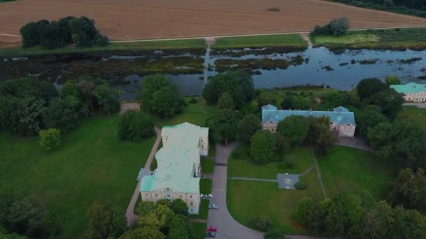 Luftaufnahme Stadt Mezotne Lettland Schloss Mezotne Und Park Mit Brunnen — Stockvideo