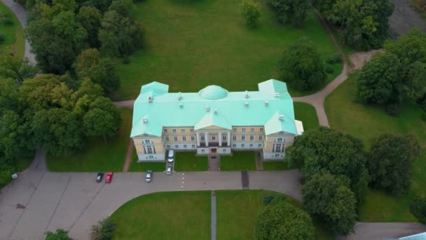 Aerial Shot City Mezotne Letonia Mezotne Palace Park Fountain Inglés — Vídeo de stock