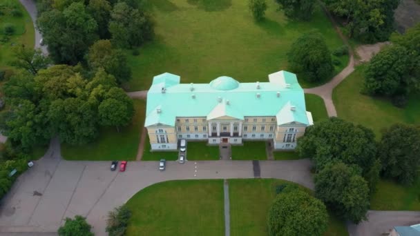Havadan Vurulan Şehir Mezotne Letonya Cumhuriyeti Mezotne Sarayı Çeşmeli Park — Stok video