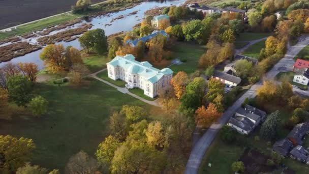 Jesienny Krajobraz Lotniczy Miasta Mezotne Łotwa Pałac Park Mezotne Rzeka — Wideo stockowe