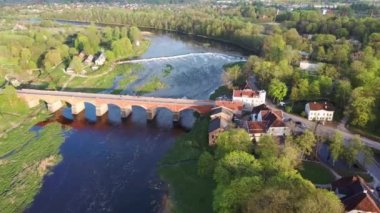 Uzun Eski Tuğla Köprüsü, Kuldiga, Letonya Venta Nehri 'nin karşısında. Yukarıdan Yakalandı. Avrupa 'nın En Geniş Şelalesi