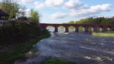 Uzun Eski Tuğla Köprüsü, Kuldiga, Letonya Venta Nehri 'nin karşısında. Yukarıdan Yakalandı. Avrupa 'nın En Geniş Şelalesi