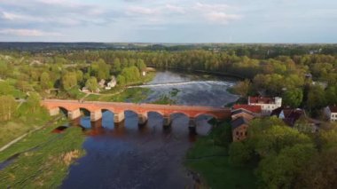 Uzun Eski Tuğla Köprüsü, Kuldiga, Letonya Venta Nehri 'nin karşısında. Yukarıdan Yakalandı. Avrupa 'nın En Geniş Şelalesi