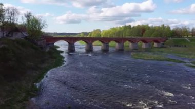 Uzun Eski Tuğla Köprüsü, Kuldiga, Letonya Venta Nehri 'nin karşısında. Yukarıdan Yakalandı. Avrupa 'nın En Geniş Şelalesi