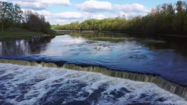 폴에서 날아다니는 물고기 라트비아 가에서의 유럽의 비데스트 폭포수 Widest Waterfall — 비디오