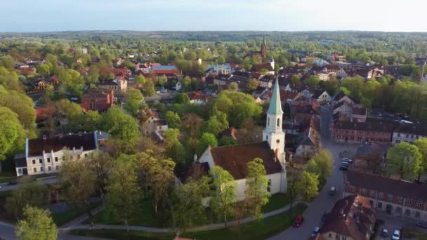 Luchtfoto Van Oude Binnenstad Van Kuldiga Met Rode Dakpannen Evangelische — Stockvideo
