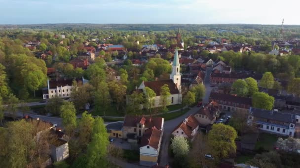공중에서 Kuldiga Old Town Red Roof Tilesand Evangelical Lutheran Church — 비디오
