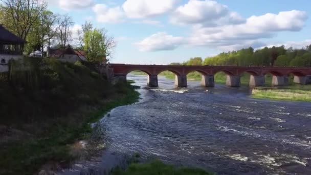 Long Old Brick Bridge Kuldiga Lotyšsko Druhé Straně Řeky Venta — Stock video
