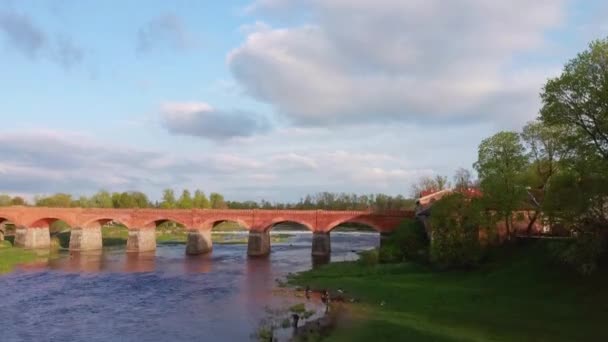 Long Old Brick Bridge Kuldiga Lotyšsko Druhé Straně Řeky Venta — Stock video