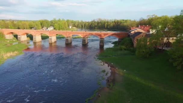 Long Old Brick Bridge Kuldiga Letonia Peste Râul Venta Capturat — Videoclip de stoc