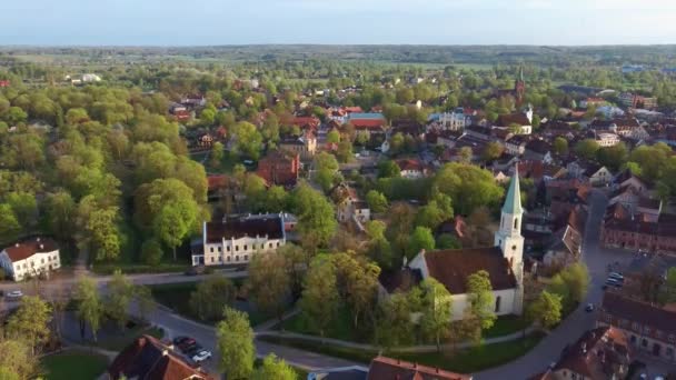 库尔迪加古城红顶教堂和圣凯瑟琳福音路德教会教堂空中景观 拉脱维亚库尔迪加 — 图库视频影像