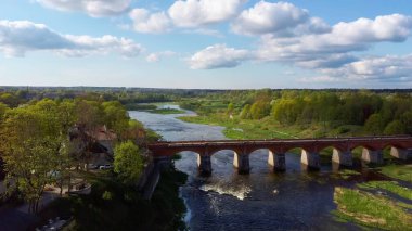Uzun Eski Tuğla Köprüsü, Kuldiga, Letonya Venta Nehri 'nin karşısında. Yukarıdan Yakalandı. Avrupa 'nın En Geniş Şelalesi
