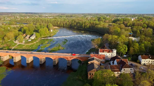 Long Old Brick Bridge Kuldiga Łotwa Przez Rzekę Venta Schwytany — Zdjęcie stockowe