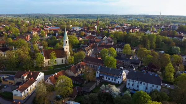 库尔迪加古城红顶教堂和圣凯瑟琳福音路德教会教堂空中景观 拉脱维亚库尔迪加 — 图库照片