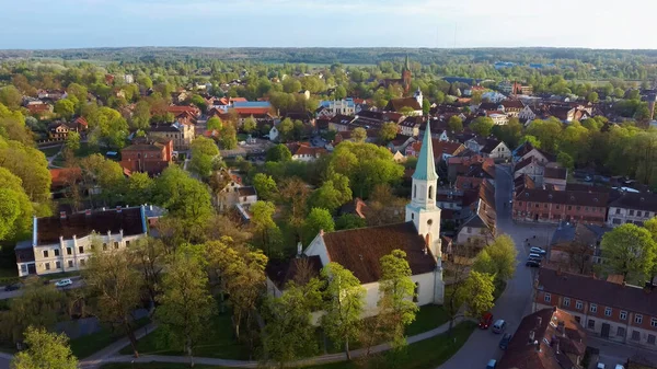 库尔迪加古城红顶教堂和圣凯瑟琳福音路德教会教堂空中景观 拉脱维亚库尔迪加 — 图库照片