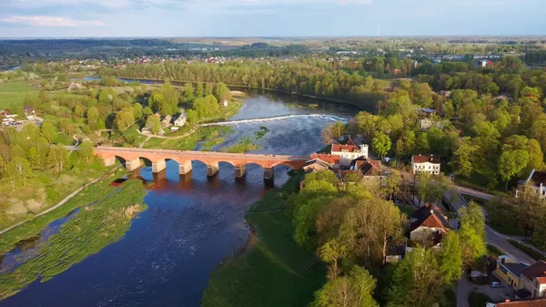 Long Old Brick Bridge Kuldiga Letónia Outro Lado Rio Venta — Fotografia de Stock