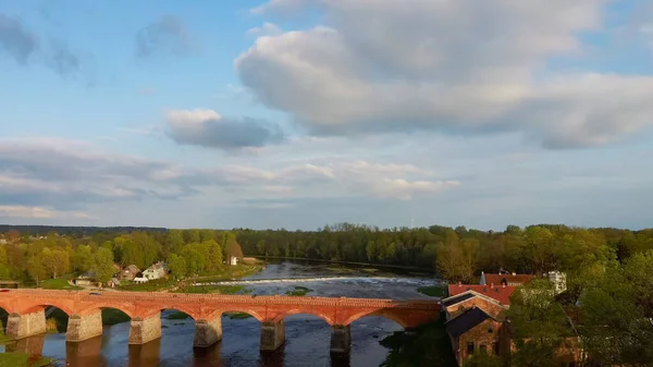 Long Old Brick Bridge Kuldiga Łotwa Przez Rzekę Venta Schwytany — Zdjęcie stockowe