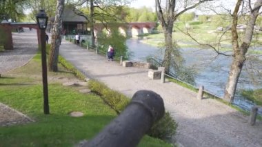 Top Tüfeği ve Uzun Tuğla Köprüsü, Kuldiga, Letonya Venta Nehri 'nin karşısında. Avrupa 'nın En Geniş Şelalesi