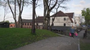 Kuldiga, Letonya 15. Mayıs 2021 - Kuldiga Antik Köyü 'nün Eski Şehir Ortaçağ Tarihi Merkezi' nde Yürüyüş. Küçük Letonya Kırsal Şehri Goldingen 'deki Eski Tarihi Evler