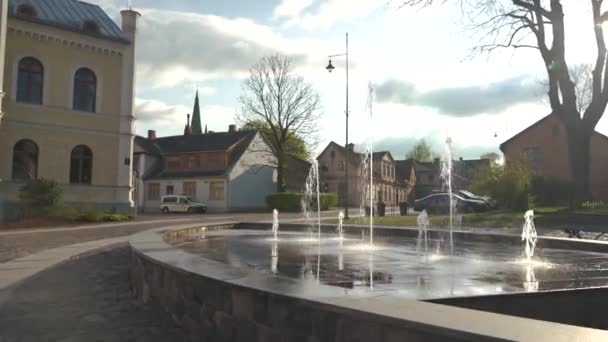 クルディガ ラトビア 噴水のある公園の政府機関 旧市街中世歴史センター — ストック動画