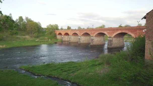 Long Old Brick Bridge Kuldiga Lotyšsko Druhé Straně Řeky Venta — Stock video