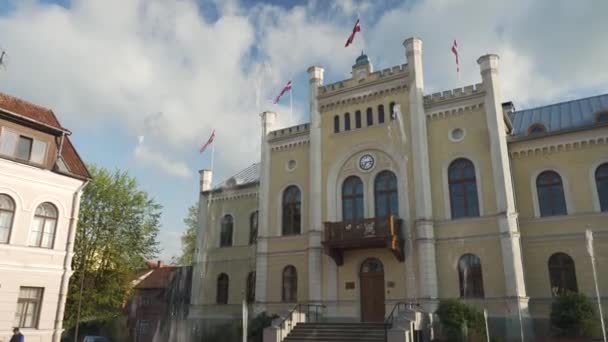 Biuro Rządu Kuldiga Łotwa Park Fontanną Stare Miasto Średniowieczne Centrum — Wideo stockowe