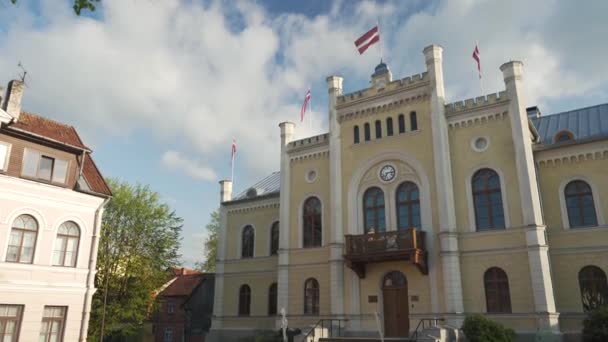 Biuro Rządu Kuldiga Łotwa Park Fontanną Stare Miasto Średniowieczne Centrum — Wideo stockowe