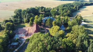 Zalenieku bölgesindeki Abgunste malikanesi, Jelgavas bölgesi, Letonya, Avrupa. Malikane 1780 'lerde inşa edilmiş ama ayaklanmalar sırasında yakılmış. Yeniden yapılanma 1908 'den sonra başladı ve 1931' de tamamlandı..