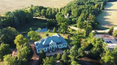 Zalenieku bölgesindeki Abgunste malikanesi, Jelgavas bölgesi, Letonya, Avrupa. Malikane 1780 'lerde inşa edilmiş ama ayaklanmalar sırasında yakılmış. Yeniden yapılanma 1908 'den sonra başladı ve 1931' de tamamlandı..