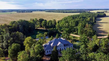 Zalenieku bölgesindeki Abgunste malikanesi, Jelgavas bölgesi, Letonya, Avrupa. Malikane 1780 'lerde inşa edilmiş ama ayaklanmalar sırasında yakılmış. Yeniden yapılanma 1908 'den sonra başladı ve 1931' de tamamlandı..