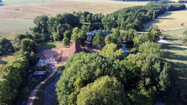 Zalenieku bölgesindeki Abgunste malikanesi, Jelgavas bölgesi, Letonya, Avrupa. Malikane 1780 'lerde inşa edilmiş ama ayaklanmalar sırasında yakılmış. Yeniden yapılanma 1908 'den sonra başladı ve 1931' de tamamlandı..