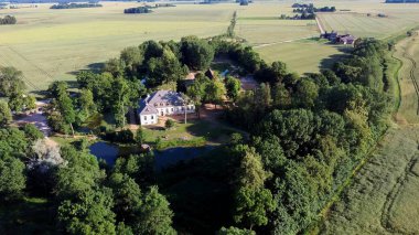 Zalenieku bölgesindeki Abgunste malikanesi, Jelgavas bölgesi, Letonya, Avrupa. Malikane 1780 'lerde inşa edilmiş ama ayaklanmalar sırasında yakılmış. Yeniden yapılanma 1908 'den sonra başladı ve 1931' de tamamlandı..