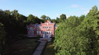 Svete Nehri 'nde Augstkalnes Gölü ve Park' lı Augstkalne Malikanesi olarak da bilinen Mezmuiza Malikanesi Letonya 'nın Zemgale şehrinin tarihi bölgesinde bulunan Neo-gotik Style Malikanesi..