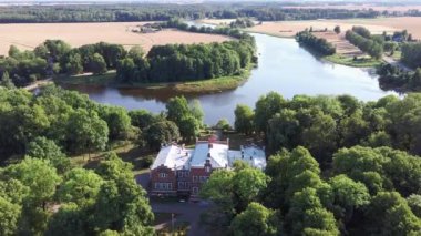 Svete Nehri 'nde Augstkalnes Gölü ve Park' lı Augstkalne Malikanesi olarak da bilinen Mezmuiza Malikanesi Letonya 'nın Zemgale şehrinin tarihi bölgesinde bulunan Neo-gotik Style Malikanesi..
