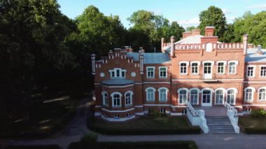 Svete Nehri 'nde Augstkalnes Gölü ve Park' lı Augstkalne Malikanesi olarak da bilinen Mezmuiza Malikanesi Letonya 'nın Zemgale şehrinin tarihi bölgesinde bulunan Neo-gotik Style Malikanesi..