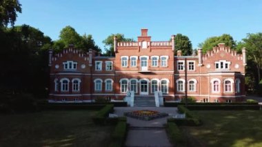 Svete Nehri 'nde Augstkalnes Gölü ve Park' lı Augstkalne Malikanesi olarak da bilinen Mezmuiza Malikanesi Letonya 'nın Zemgale şehrinin tarihi bölgesinde bulunan Neo-gotik Style Malikanesi..