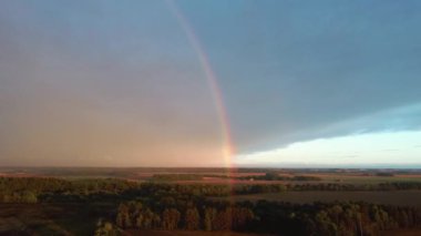 Çifte Gökkuşağı Orman ve Buğday Tarlası. Kara Gök Gürültülü Bulutlar ve Kırsal Otoyol Üzerinde Gökkuşağı. Areal Dron Şut.