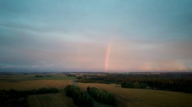 Çifte Gökkuşağı Orman ve Buğday Tarlası. Kara Gök Gürültülü Bulutlar ve Kırsal Otoyol Üzerinde Gökkuşağı. Areal Dron Şut.
