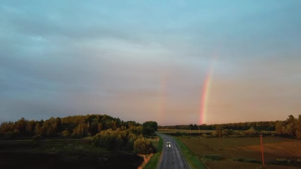 Dubbel Regnbåge Över Skog Och Vetefält Mörka Åska Moln Och — Stockvideo