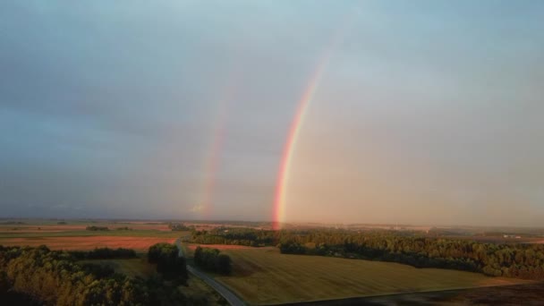 Dubbele Regenboog Bos Tarweveld Dark Thunderstorm Clouds Rainbow Rural Highway — Stockvideo