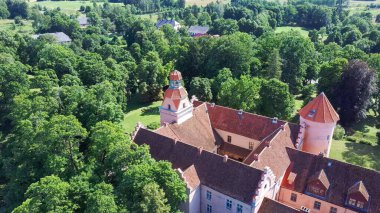Letonya 'daki Edole Kalesi, Courland (Kurzeme), Batı Letonya. Tarih, Mimarlık, Seyahat Destinasyonları, Ulusal Kent Simgesi. Edole Ortaçağ Şatosu 'nun Güneşli Yaz Gününde Neogotik Biçimli Hava Görüntüsü