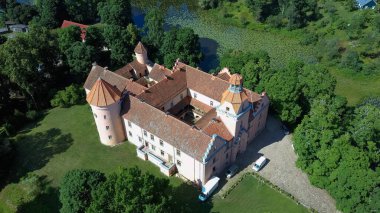 Letonya 'daki Edole Kalesi, Courland (Kurzeme), Batı Letonya. Tarih, Mimarlık, Seyahat Destinasyonları, Ulusal Kent Simgesi. Edole Ortaçağ Şatosu 'nun Güneşli Yaz Gününde Neogotik Biçimli Hava Görüntüsü
