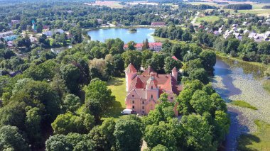 Edole Village, Edole Ortaçağ Şatosu ve Gölünün Sunny Summer, Letonya, Courland (Kurzeme), Batı Letonya 'daki hava manzarası. Tarih, Mimarlık, Seyahat Kaygıları, Ulusal Kent Simgesi