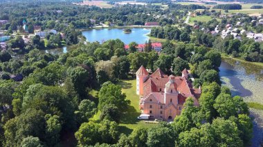 Edole Village, Edole Ortaçağ Şatosu ve Gölünün Sunny Summer, Letonya, Courland (Kurzeme), Batı Letonya 'daki hava manzarası. Tarih, Mimarlık, Seyahat Kaygıları, Ulusal Kent Simgesi