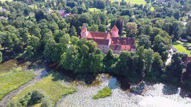 Edole Village, Edole Ortaçağ Şatosu ve Gölünün Sunny Summer, Letonya, Courland (Kurzeme), Batı Letonya 'daki hava manzarası. Tarih, Mimarlık, Seyahat Kaygıları, Ulusal Kent Simgesi