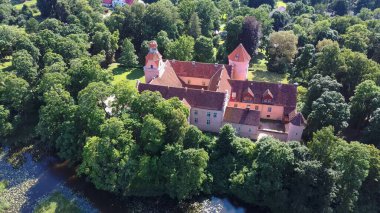 Edole Village, Edole Ortaçağ Şatosu ve Gölünün Sunny Summer, Letonya, Courland (Kurzeme), Batı Letonya 'daki hava manzarası. Tarih, Mimarlık, Seyahat Kaygıları, Ulusal Kent Simgesi