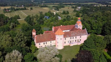 Letonya 'daki Edole Kalesi, Courland (Kurzeme), Batı Letonya. Tarih, Mimarlık, Seyahat Destinasyonları, Ulusal Kent Simgesi. Edole Ortaçağ Şatosu 'nun Güneşli Yaz Gününde Neogotik Biçimli Hava Görüntüsü