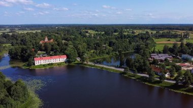 Edole Village, Edole Ortaçağ Şatosu ve Gölünün Sunny Summer, Letonya, Courland (Kurzeme), Batı Letonya 'daki hava manzarası. Tarih, Mimarlık, Seyahat Kaygıları, Ulusal Kent Simgesi
