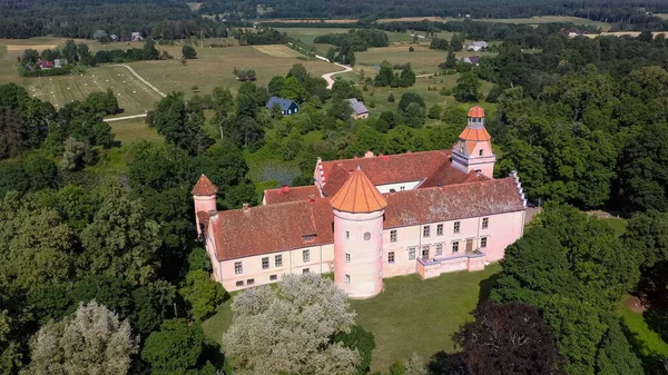 Letonya 'daki Edole Kalesi, Courland (Kurzeme), Batı Letonya. Tarih, Mimarlık, Seyahat Destinasyonları, Ulusal Kent Simgesi. Edole Ortaçağ Şatosu 'nun Güneşli Yaz Gününde Neogotik Biçimli Hava Görüntüsü