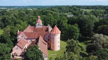 Letonya 'daki Edole Kalesi, Tarih, Mimarlık, Seyahat Destinasyonları, Ulusal Kent Simgesi. Edole Ortaçağ Şatosu 'nun Güneşli Yaz Gününde Neogotik Biçimli Hava Görüntüsü.